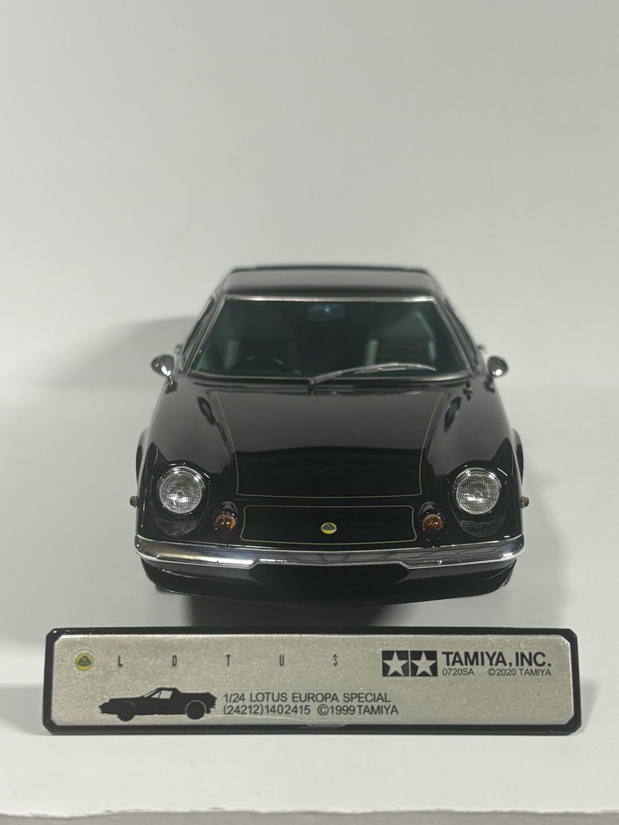 RedInari's tweet photo. もう一つ完成品を❗️
タミヤ1/24ロータスヨーロッパスペシャルです
中古屋さんで当時物を入手したのですがインレットマークが無いとかデカールがほぼ使えないとかでパーツ請求したり、挙げ句の果てには塗装後にプラが割れて修正したりで結構難産な作品になりました。
#タミヤ
#ロータスヨーロッパ https://t.co/2N3cwaFS1n