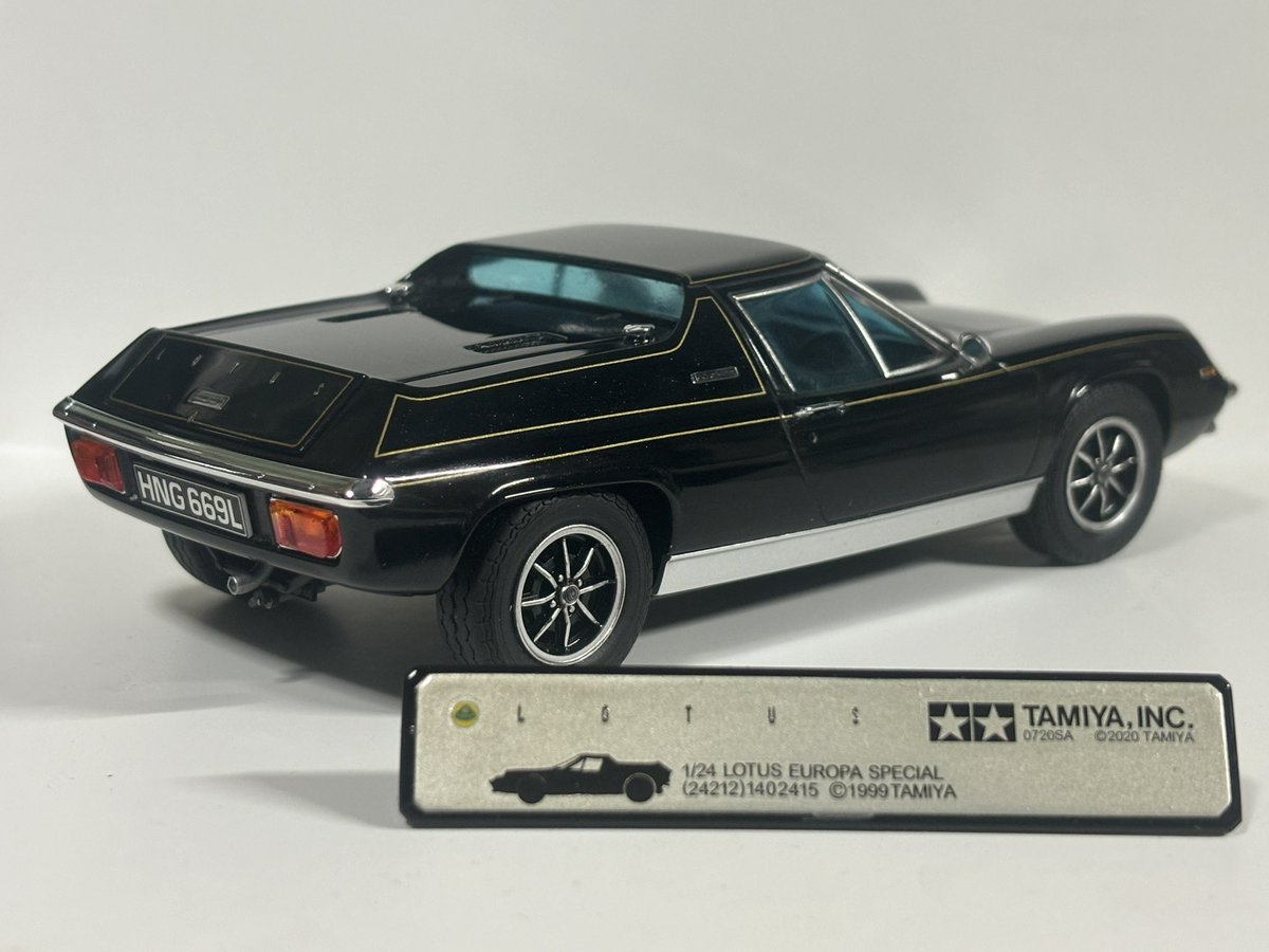 RedInari's tweet photo. もう一つ完成品を❗️
タミヤ1/24ロータスヨーロッパスペシャルです
中古屋さんで当時物を入手したのですがインレットマークが無いとかデカールがほぼ使えないとかでパーツ請求したり、挙げ句の果てには塗装後にプラが割れて修正したりで結構難産な作品になりました。
#タミヤ
#ロータスヨーロッパ https://t.co/2N3cwaFS1n