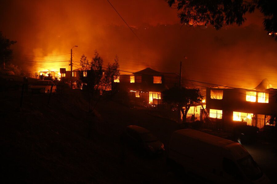 VladimirRiesco's tweet photo. Frente a #catástrofe de #Valparaiso hay en redes sociales, gente miserable que culpa al gobierno y trata de ganar un punto político. https://t.co/mB1qhKZChT