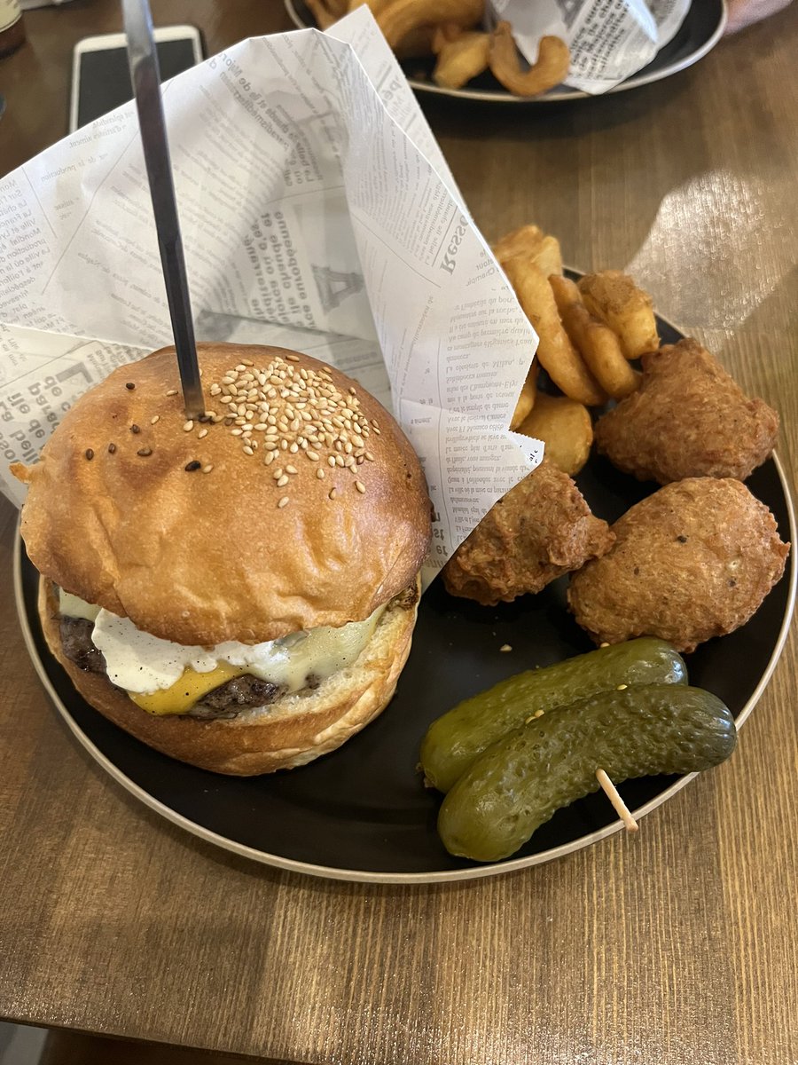 kyea124's tweet photo. #光のハンバーガー屋 に行ってきました！
ただハンバーガー食べたくて、知らないで入ったら最高空間だった〜！

また友達連れて行きます！！！！ https://t.co/slwkTnQAJZ