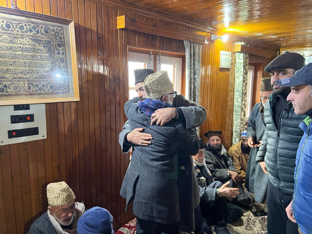 JKNC_'s tweet photo. Party General Secretary Haji @AliMSagar_ visited the residence of Grand Mufti of J&K Jenab Mufti Nasir-Ul-Islam Farooqi sahab and extended condolences and sympathies over the passing away of his revered mother, at Shah Faesal colony Soura today. He sympathised with the entire bereaved family on behalf of party leadership especially with the Mufti Sahab on their loss. Offered dua e magfirah and prayed for peace of the departed soul. He was accompanied by BP Buchpora Dilawar Reshi, Coordinator @IrfanZehgeer, Inayat Bhat, Mudasir Maqbool, Faisal Mir, Ishfaq Ahmed and other local party functionaries.