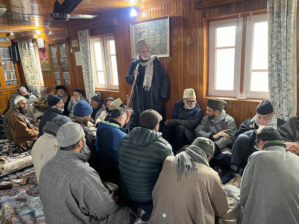 JKNC_'s tweet photo. Party General Secretary Haji @AliMSagar_ visited the residence of Grand Mufti of J&K Jenab Mufti Nasir-Ul-Islam Farooqi sahab and extended condolences and sympathies over the passing away of his revered mother, at Shah Faesal colony Soura today. He sympathised with the entire bereaved family on behalf of party leadership especially with the Mufti Sahab on their loss. Offered dua e magfirah and prayed for peace of the departed soul. He was accompanied by BP Buchpora Dilawar Reshi, Coordinator @IrfanZehgeer, Inayat Bhat, Mudasir Maqbool, Faisal Mir, Ishfaq Ahmed and other local party functionaries.