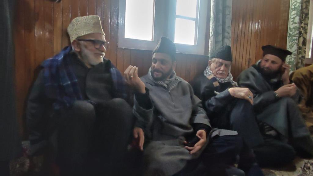 JKNC_'s tweet photo. Party General Secretary Haji @AliMSagar_ visited the residence of Grand Mufti of J&K Jenab Mufti Nasir-Ul-Islam Farooqi sahab and extended condolences and sympathies over the passing away of his revered mother, at Shah Faesal colony Soura today. He sympathised with the entire bereaved family on behalf of party leadership especially with the Mufti Sahab on their loss. Offered dua e magfirah and prayed for peace of the departed soul. He was accompanied by BP Buchpora Dilawar Reshi, Coordinator @IrfanZehgeer, Inayat Bhat, Mudasir Maqbool, Faisal Mir, Ishfaq Ahmed and other local party functionaries.