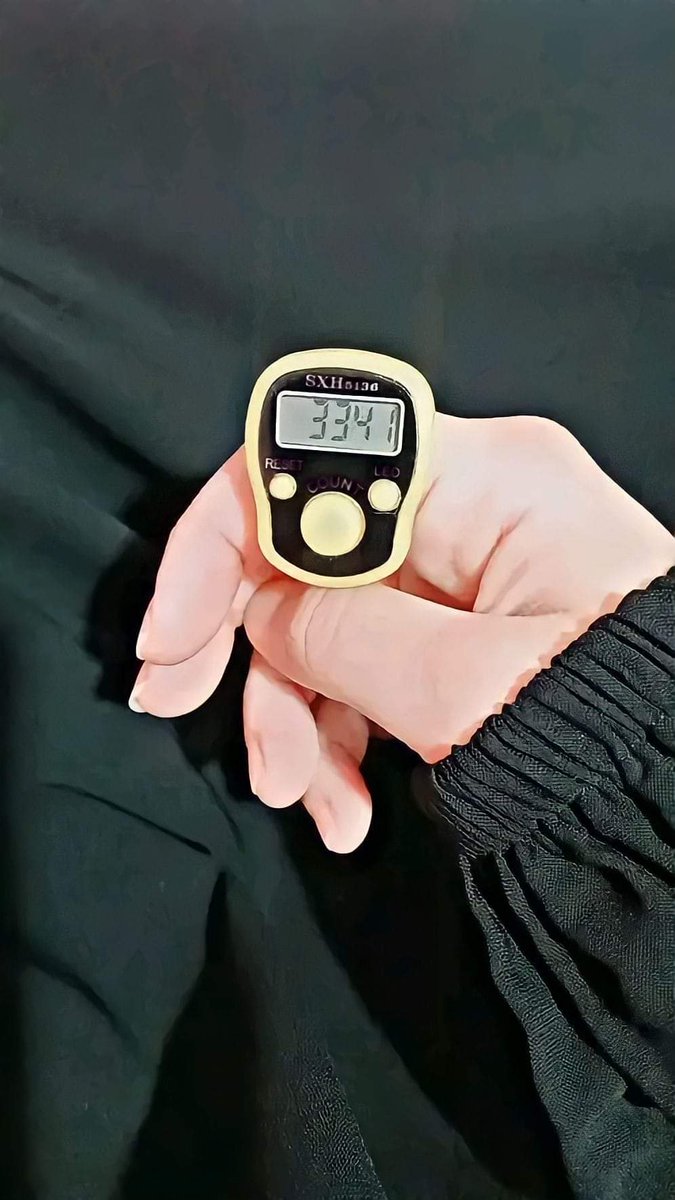 {إذن، لن يُضَيِّعَنا}

قالتها السيدة هاجر زوجت سيدنا إبراهيم عليه السلام
حين تركها وابنها في وادٍ غيرِ ذي زرع؛ 
لا ماءَ فيه ولا أنيس.. 
قالت ..
"آلله أمرَكَ"؟! 
 قال لها: نعم.. 
قالت: إذن،
 لن يُضَيِّعَنا.. 

فـ اللهم صبرًا كـ هذا.. 
وإيمانًا كـ هذا..
ويقينًا كـ هذا... 🤲🏻