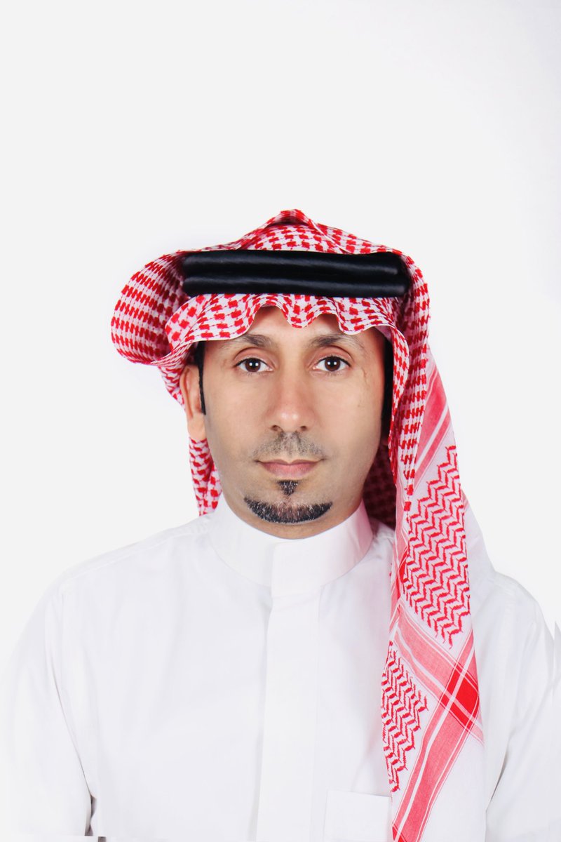 alturki_79's tweet photo. جماهير #الصفا.. سعوديون لا طائفيون
محمد التركي - #صفوى

إن ما يقدمه الجمهور الرياضي لمنتخبه، ينطبع على مكان اللعبة كوسم ظاهر، يفتخر به الجمهور، إن كان في الأهازيج، أو في الشعارات الصادحة في الملعب، وهو ما يتابعه الجماهير الأخرى، أو المتفرج الافتراضي أو المسؤول، ويستمتع بفرحة فوزه أينما كانت، دون أن تمس الدين والسياسة وغيرهما.

منذ تأسيسها، عهدنا مملكة سيدي خادم الحرمين الشريفين تكفل حق ممارسة الشعائر الإسلامية لدى مختلف المذاهب، وفق العادات والتقاليد المتبعة التي شرعتها للمواطنين السعوديين في كافة انحاء الوطن الغالي، دون المساس بها، بعيداً عن الطائفية.

ورغم أن بعض الجماهير الرياضية اعتادت إطلاق الأهازيج التي يتم فيها ذكر النبي (ص) وأهل البيت (ع) والتي لا يختلف على حبهم جميع المسلمين، لكن لم يحصل قط أن يكون الملعب وأهازيج الفوز فرصة للاحتفال بمولد أحد من أهل البيت (ع)، وقراءة المولد بكل تفاصيله على المدرجات، والتي بدت لنقل المناسبة من منصتها الخاصة إلى منصة عامة لها ضوابطها واشتراطاتها ومقامها الذي لا يتوافق مع الاحتفالات الدينية البتة.

وحين تم تناقل الحادثة في وسائل التواصل الاجتماعي، كان من قبل طرفين؛ ⁠الأول طرف مشحون مسبقاً وجاهز لتصيد الفرصة مع أول زلة، أما الطرف ⁠الثاني فكان يصطاد في الماء العكر للإيقاع بأبناء الدين والوطن الواحد. وهي أبواق حادة، ترفع صوتها في مثل هذه الأحداث كل مرة.

نحن اليوم كمجتمع 2024، المجتمع الواعي المتطور بكل جوانبه الاجتماعية، لابد أن نبث الوعي والإرشاد من قبل مؤسساتنا الدينية بل وفي كل منابرنا التعليمية وغيرها، والتأكيد على الاندماج الوطني والابتعاد عن الإثارات والنعرات الطائفية التي يراد لنا الخوض في مستنقعاتها من قبل أعداء الدين والوطن، والعالم الرياضي فرصة كبيرة لاستثماره في تحقيق مبادئ هذا التسامح الوطني، فنحن نشكل نسيج واحد في هذا الوطن العظيم.

إن ما نسعى له اليوم هو أن نقدّم أنفسنا في الأجواء العامة كسعوديين، بعيداً عن انتماءاتنا المذهبية والمناطقية والقبلية وأن لا نكون امتداداً لأي أحداث او مناسبات تقام خارج حدود الوطن، بل نمثل وطنيتنا الواحدة والتي باتت مفخرةً لنا وأمنيةً لغير السعوديين.

ختاماً.. من أخطأوا هم اخوة لنا، وسيحاسبوا وفق اللوائح والأنظمة المنصوص عليها، فلا نحمّلهم اكثر مما اقترفوا من خلال التهجم الغير مبرر، اما نحن فعلينا أن نلجم كل من تسوّل له نفسه أن يبث سمومه النتنة ويتخذ من قرار وزارة الرياضة والذي سمّى الأشياء بأسمائها.. منطلقاً لأي تجاذبات طائفية، ورغم كل ما حدث على مدرجات نادي الصفا الذي لطالما كان وسيبقى جامعاً لكل ما يعزز وحدتنا الوطنية.. ستبقى جماهير الصفا سعودية لا طائفية.