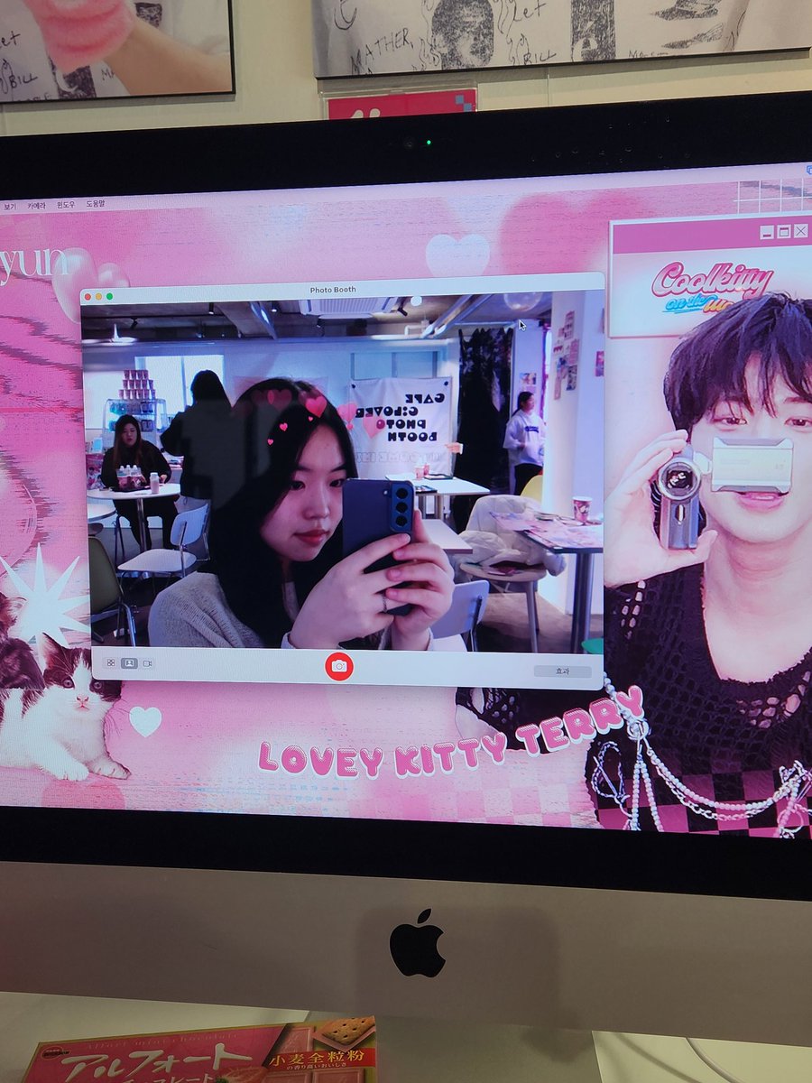 esaed_1005's tweet photo. #coolkitty_ontheworld
#사랑으로_채운_태현이의_세계
여기 카페 진짜 뽀짝했어요ㅋㅋ 음료는 딸기라떼로했는데 설탕을 넣지않고 우유와 생딸기로 이루어져있는것 같아서 좋았어용 기본특전은 태현이처럼 뽀짝했고 럭드로 떡메랑 포카 뽑았어용 떡메 졸귀🥹
글구 컴터 포토존 신기했습당 찰칵📸 https://t.co/Mzw2h8at5r