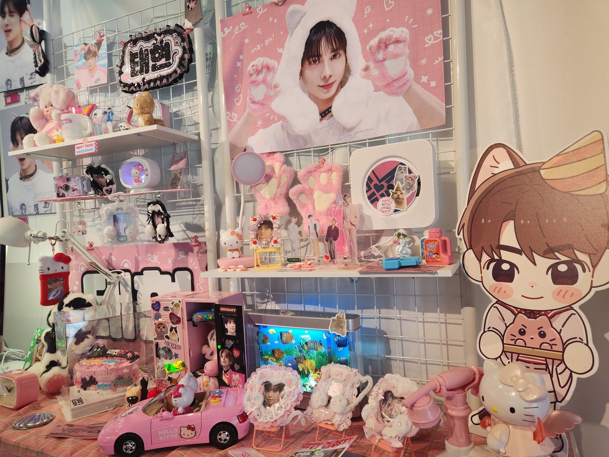 esaed_1005's tweet photo. #coolkitty_ontheworld
#사랑으로_채운_태현이의_세계
여기 카페 진짜 뽀짝했어요ㅋㅋ 음료는 딸기라떼로했는데 설탕을 넣지않고 우유와 생딸기로 이루어져있는것 같아서 좋았어용 기본특전은 태현이처럼 뽀짝했고 럭드로 떡메랑 포카 뽑았어용 떡메 졸귀🥹
글구 컴터 포토존 신기했습당 찰칵📸 https://t.co/Mzw2h8at5r