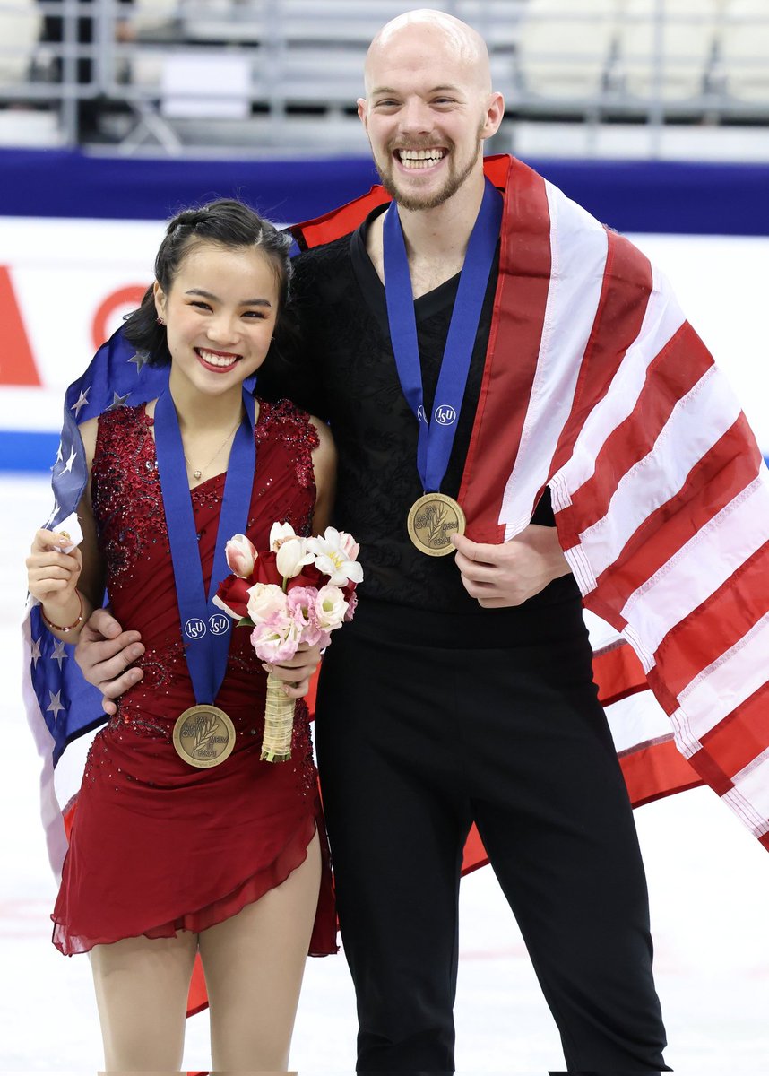 Pairs' Victory Ceremony in #4CCFigure #Shangai 

#patinage #patinageartistique #figureskating #фигурноекатание #フィギュアスケート