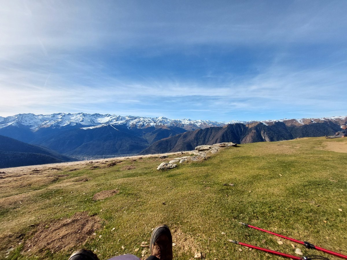 Rando au dessus de Luchon.
Crème solaire, tee shirt et chapeau.
Mouches.
14° à 1660m.
Pas de neige. Pas de raquettes.

Un 3 février.

Les Pyrénées se transforment en Atlas.

#UrgenceClimatique