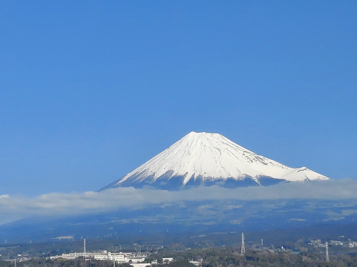 tsk_sj's tweet photo. 本日も堂々と美しく。新幹線では東京駅発45分後がショータイム。橋では悲喜こもごも。
別件、仕込んだ福豆を活かせず…今夜撒くか頂くこととする。
#富士山 #節分 #東海道 #浜松 #感謝 https://t.co/6oDmkNY2LG