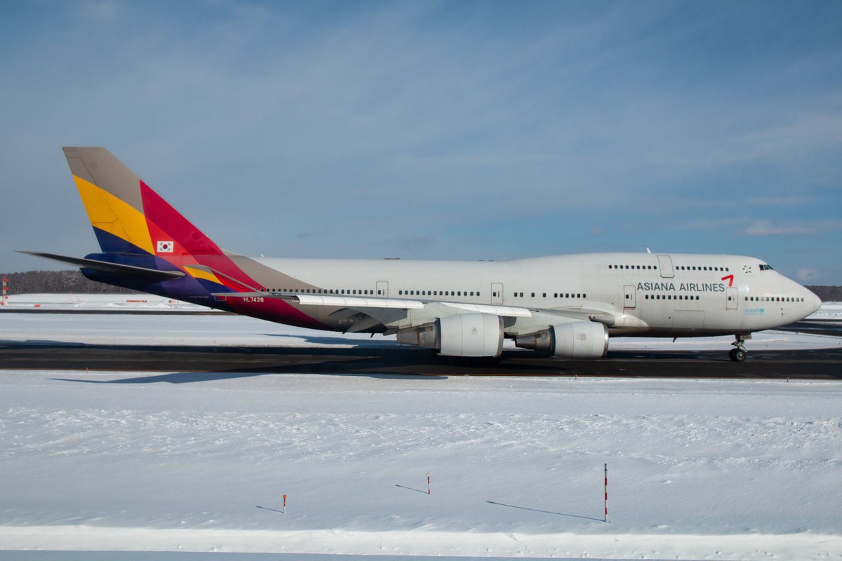 M_Air1119's tweet photo. 2024.2.3
Asiana Airlines
OZ175
Boing747-400 (HL7428)
at. Sapporo New Chitose Airport/RJCC

2週連続で新千歳へ。今日はいい意味で予報に裏切られ先週ほどの条件ではないですがまさかの晴れ。今日はA10でも4人ほどの人出だったのでゆったり撮影できました。 https://t.co/LczNtdKLqv