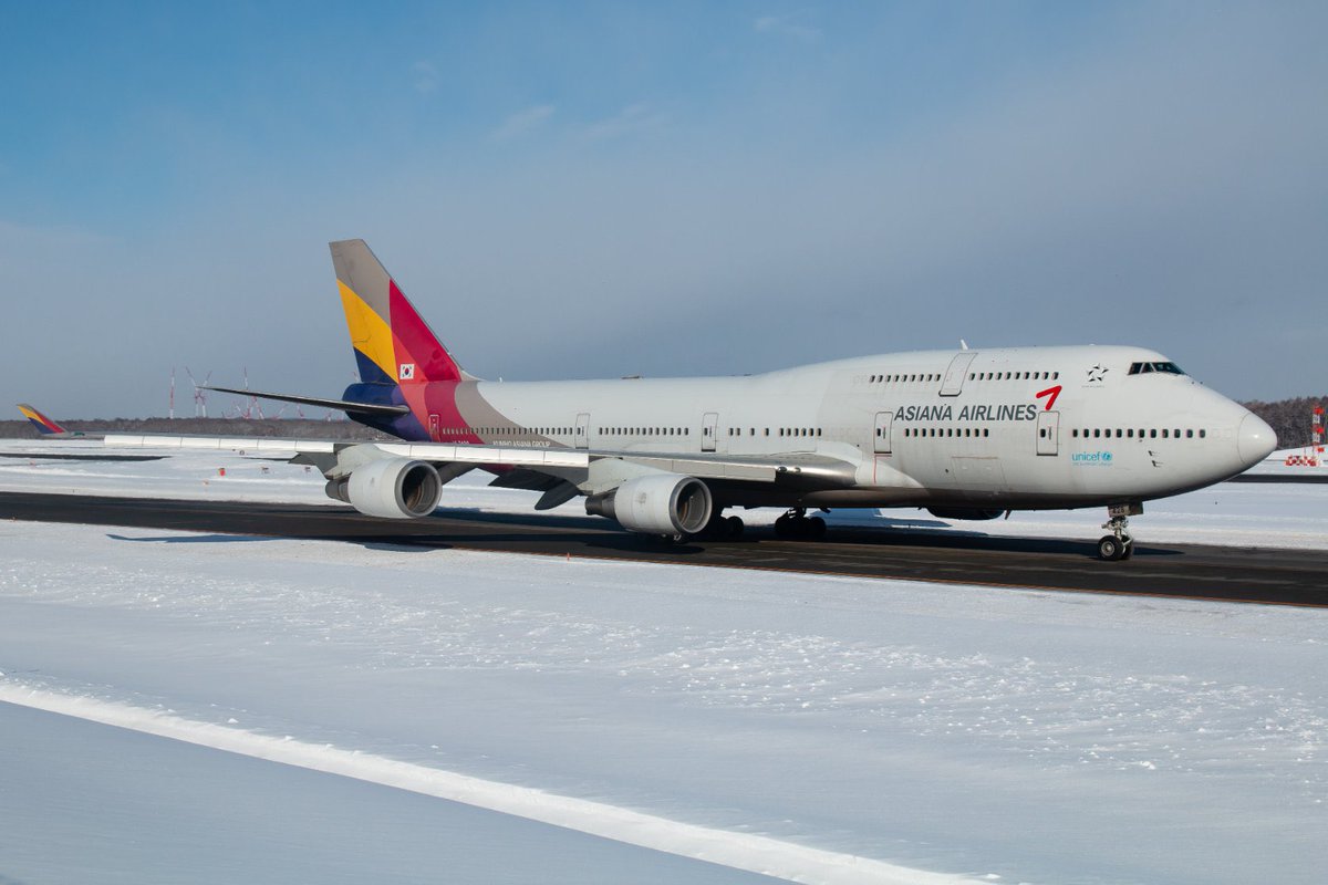 M_Air1119's tweet photo. 2024.2.3
Asiana Airlines
OZ175
Boing747-400 (HL7428)
at. Sapporo New Chitose Airport/RJCC

2週連続で新千歳へ。今日はいい意味で予報に裏切られ先週ほどの条件ではないですがまさかの晴れ。今日はA10でも4人ほどの人出だったのでゆったり撮影できました。 https://t.co/LczNtdKLqv