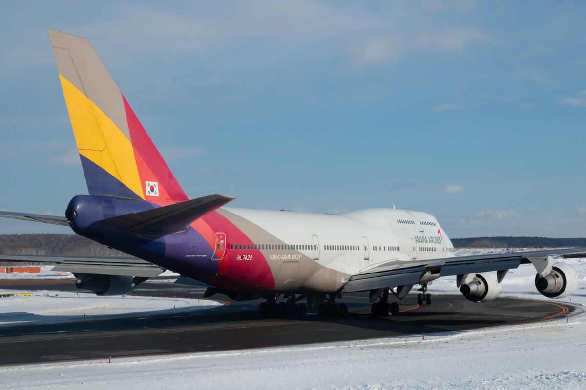 M_Air1119's tweet photo. 2024.2.3
Asiana Airlines
OZ175
Boing747-400 (HL7428)
at. Sapporo New Chitose Airport/RJCC

2週連続で新千歳へ。今日はいい意味で予報に裏切られ先週ほどの条件ではないですがまさかの晴れ。今日はA10でも4人ほどの人出だったのでゆったり撮影できました。 https://t.co/LczNtdKLqv