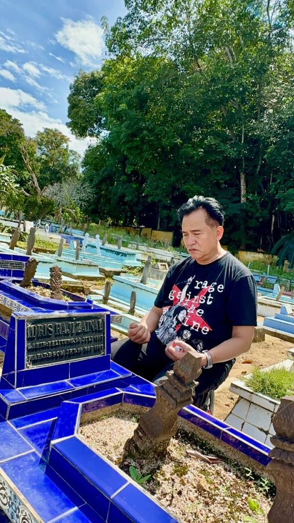 Yusrilihza_Mhd's tweet photo. Saya pulang ke Belitung Timur: Ziarah dan mendoakan ayah saya yang sudah wafat: Idris bin Tengku Haji Zainal Abidin bin Tengku Haji Ahmad. Allahummaghfirlahu... https://t.co/dRyM1bIa0s
