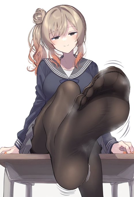 幼馴染と付き合ってるらしいさとうさんが知らないおじさんとホテルから出てきたのを見てしまったからそれで脅そうとしたら、今まで見たことがない冷たい笑顔で「ふーん♥どうしたら黙っててくれるか教えて欲しいなー?♥ その大きくなったのを小さくしてから話し合おうか?♥」って足を伸ばしてきて… 