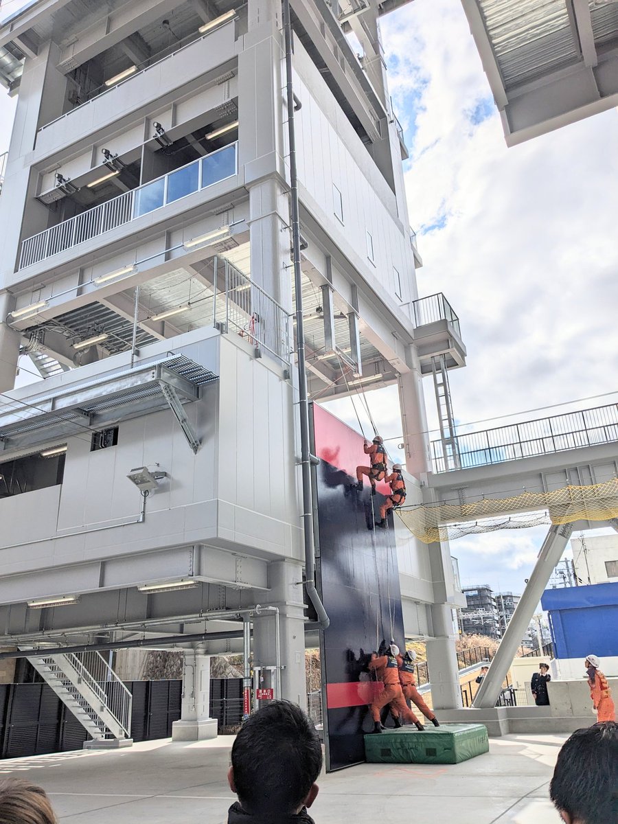 hanahanaexpress's tweet photo. 吹田市総合防災センターの完成披露式に参加しました。消防機能と、教育センター機能、土木行政機能が有り、吹田市北部の防災活動の拠点となる施設です。
消防隊員の方々の訓練も見せて頂きました。
命を守り、震災後は生活と生業の再建に尽力する。政治がその役割を果たすよう、議会でも頑張ります。 https://t.co/hVBuE9SpKP