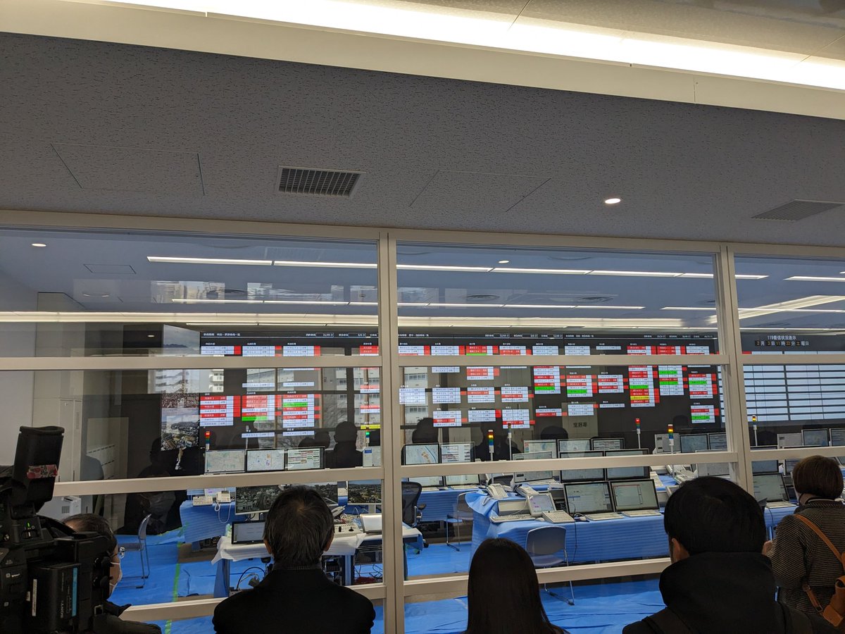 hanahanaexpress's tweet photo. 吹田市総合防災センターの完成披露式に参加しました。消防機能と、教育センター機能、土木行政機能が有り、吹田市北部の防災活動の拠点となる施設です。
消防隊員の方々の訓練も見せて頂きました。
命を守り、震災後は生活と生業の再建に尽力する。政治がその役割を果たすよう、議会でも頑張ります。 https://t.co/hVBuE9SpKP