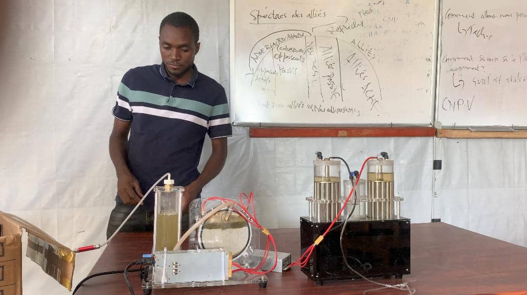 GomaFleva's tweet photo. 🔴 À #Goma , Après avoir mis en place une machine éplucheuse des pommes de terre &amp; coupe frittes, de deplumage, les jeunes étudiants de l' #ISTA, reunis au sein de l'entreprise Empire Technologie, ont mis en place un système de production de l'électricité moyennant de l'urine. https://t.co/S17bqtD4DB