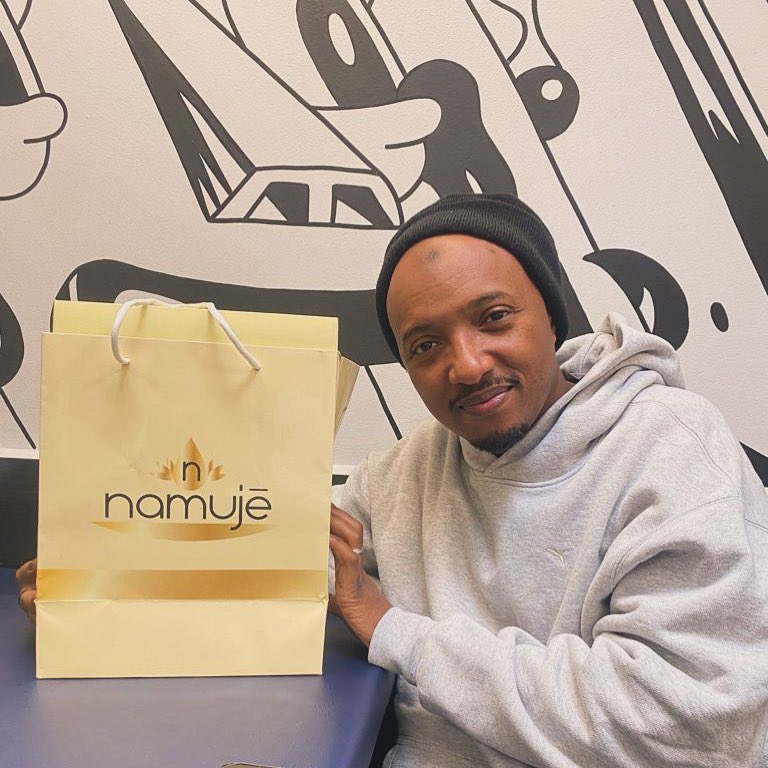 namujecom's tweet photo. Un grand merci à @Sopranopsy4. 
Lui qui est toujours prêt à représenter les siens et à les soutenir dans leurs entreprises. 🇰🇲💪 #lafiertédesnotres #namujevibes https://t.co/LdsQ9dGCOn
