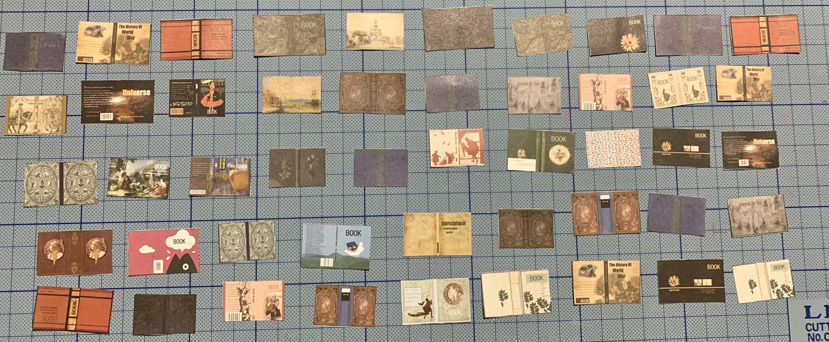 Yrainbowfactory's tweet photo. ドールハウス 本屋 制作過程1️⃣9️⃣📖
昨日細かく切れなかった本とプラスαで新たな本を(✂︎`•ω•)✂︎チョキチョキ
世界の戦争の歴史、ゴッホ、ダ・ヴィンチ、宇宙、魚の本などがあります📙☕
8割型本は切り終わったので、次は接着していこう😊
#つくるんです
#ドールハウス
#ミニチュア
#SAMSSTUDY https://t.co/r0OQIzjtS8