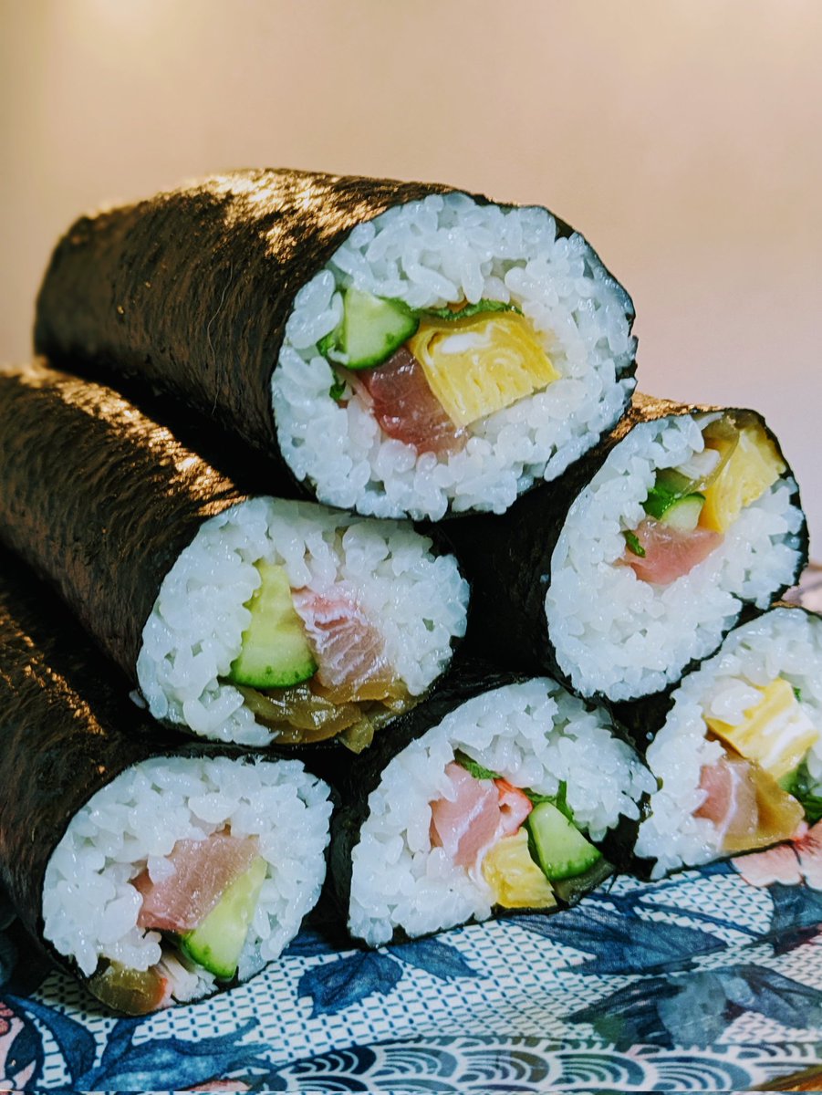 恵方巻き
大食い揃いの我が家では買えない‼️高い😭
って事で「巻いたろやないかい」と巻いたのはいいんだけど…
中の具が偏っちゃった🤣
美味しかったから良しとします