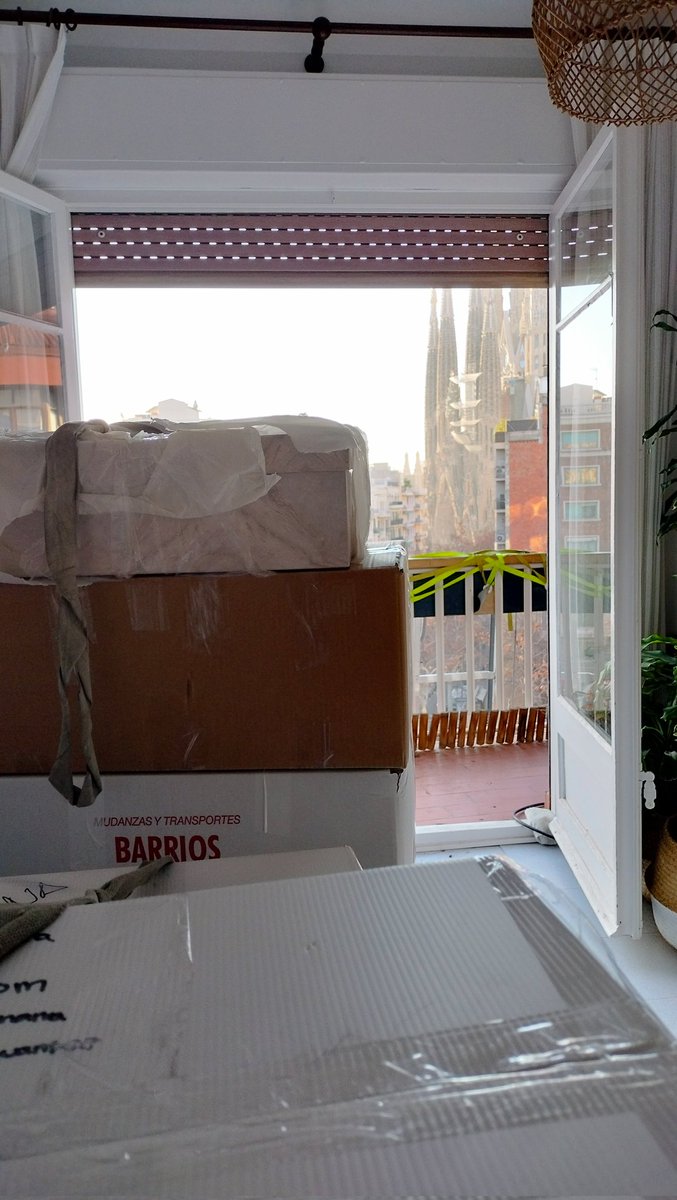 hlmzr_'s tweet image. Aquesta setmana ens han fet fora de casa després de gairebé trenta anys vivint en el mateix pis.

La simple decisió d'un propietari de convertir tot un bloc d'habitatges en un "hotel" i dedicar més de 30 pisos exclusivament a enriquir-se encara més.

🧵🧵🧵