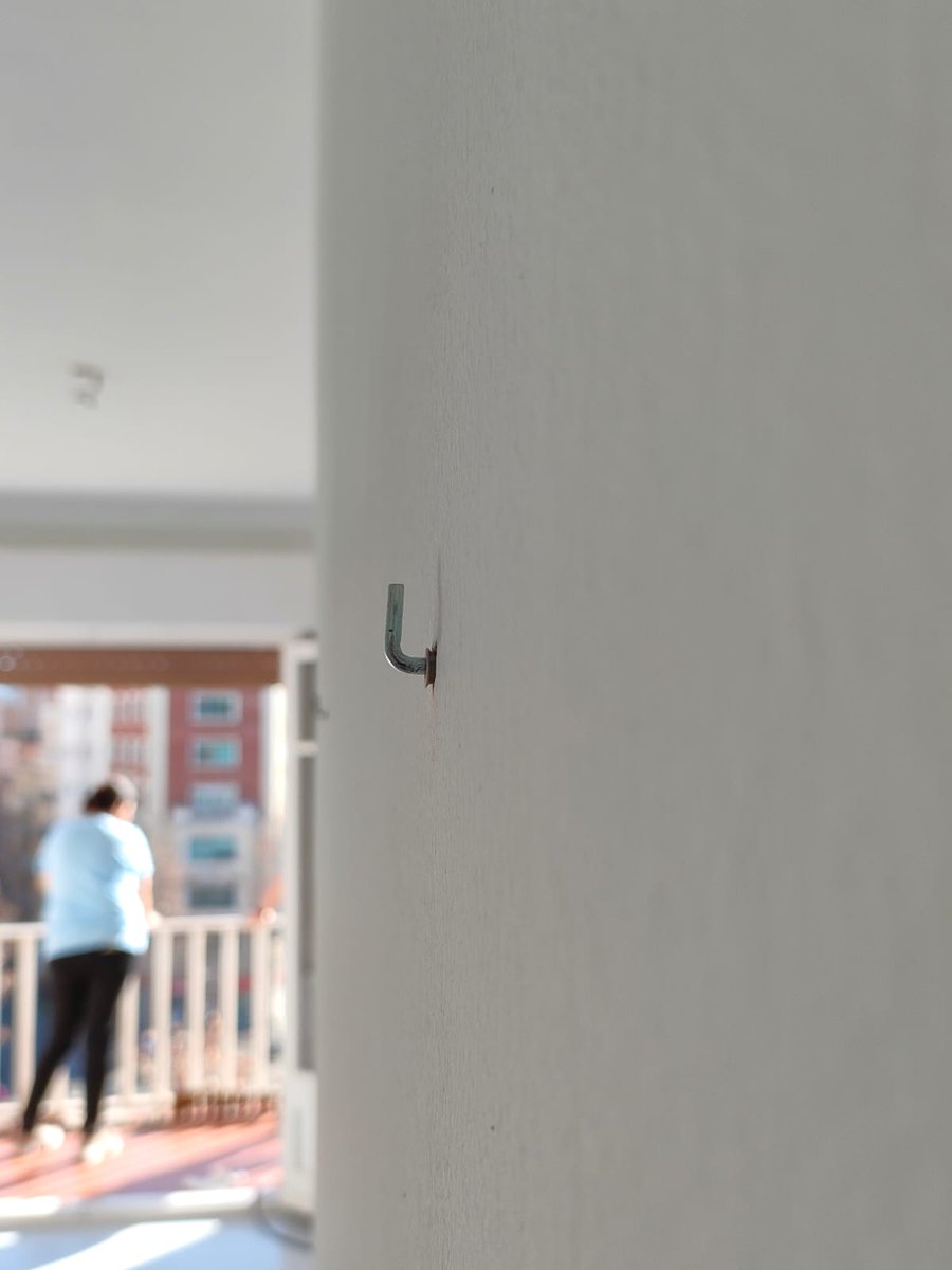 hlmzr_'s tweet image. Aquesta setmana ens han fet fora de casa després de gairebé trenta anys vivint en el mateix pis.

La simple decisió d'un propietari de convertir tot un bloc d'habitatges en un "hotel" i dedicar més de 30 pisos exclusivament a enriquir-se encara més.

🧵🧵🧵