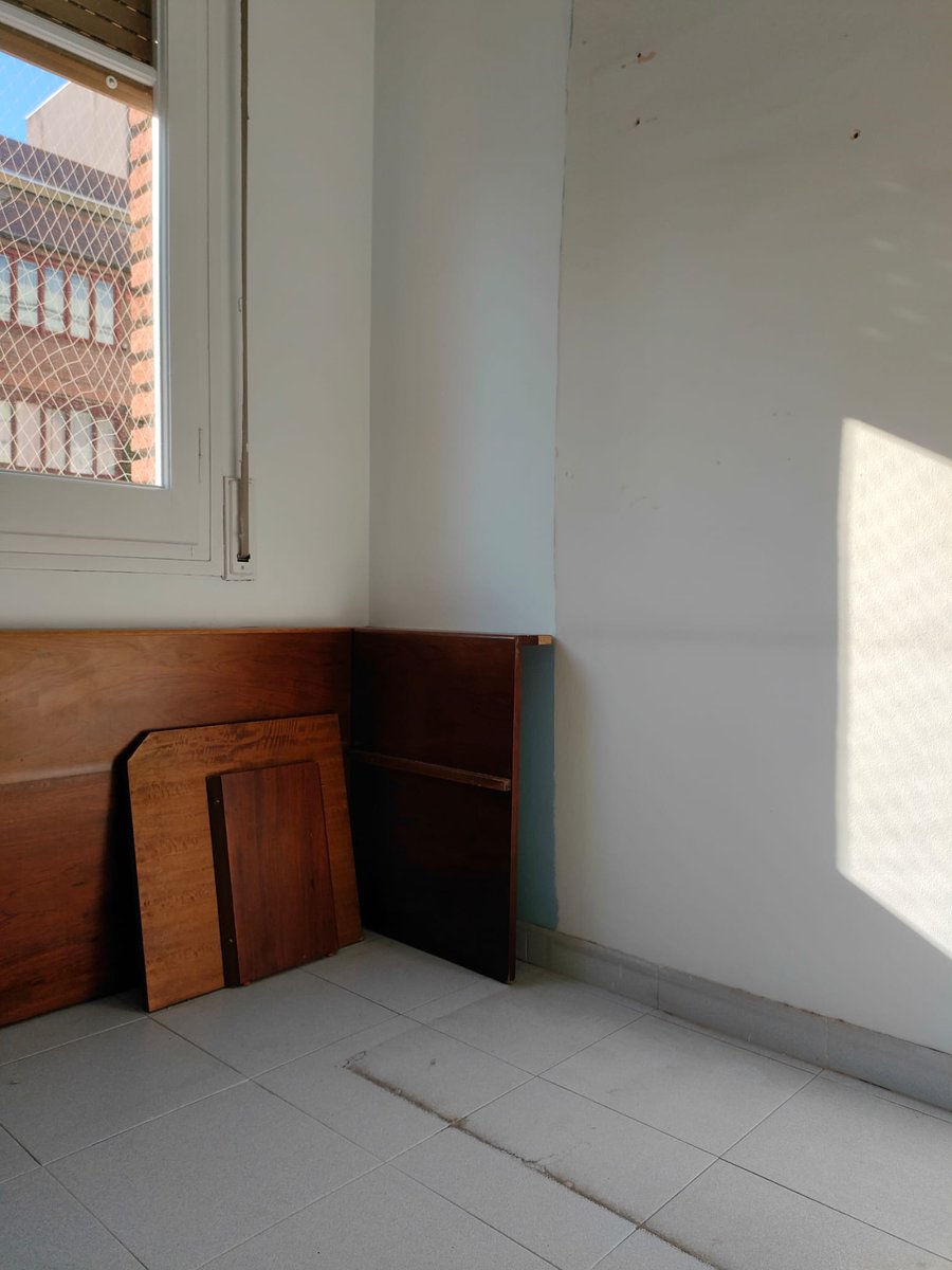 hlmzr_'s tweet image. Aquesta setmana ens han fet fora de casa després de gairebé trenta anys vivint en el mateix pis.

La simple decisió d'un propietari de convertir tot un bloc d'habitatges en un "hotel" i dedicar més de 30 pisos exclusivament a enriquir-se encara més.

🧵🧵🧵