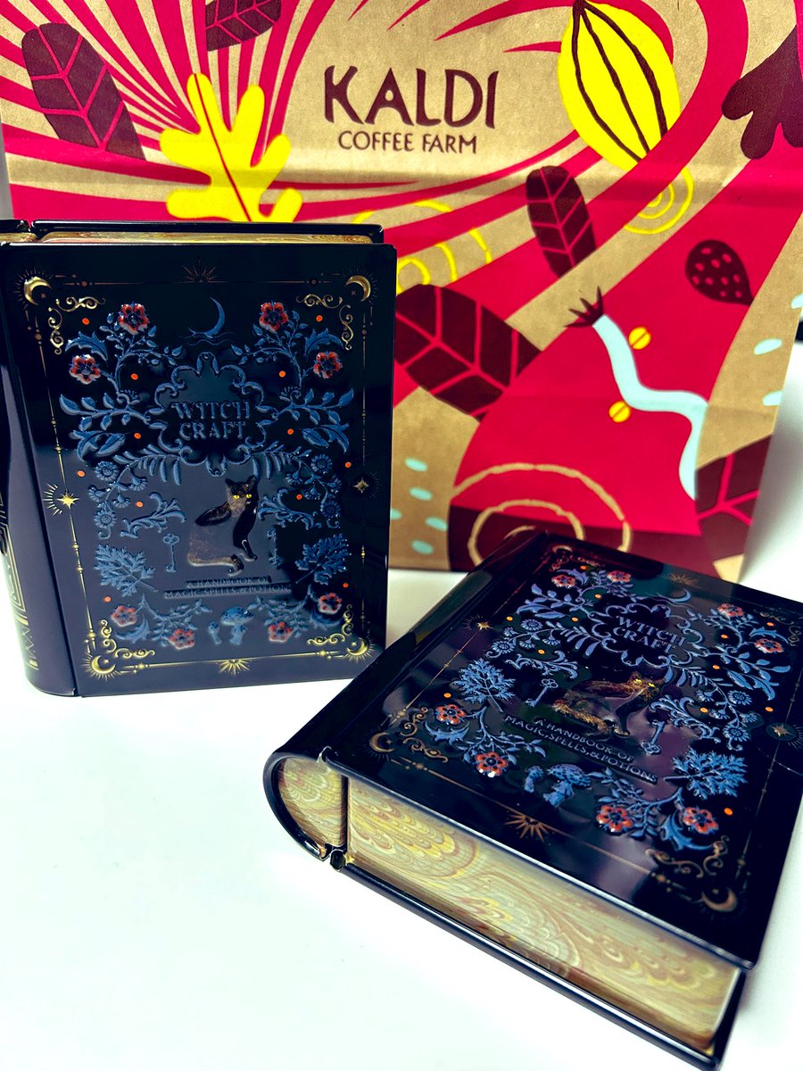 CHIHIROOOOOOOON's tweet photo. KALDIの魔導書缶GETできた🐈‍⬛
裏にはフクロウ🦉も居て
なかまでかわいい～🥰
#KALD
正式名称は
#ミニミニ魔法辞書缶 https://t.co/BtZlOik14t