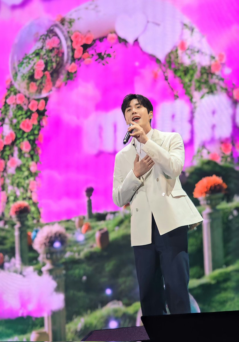 kshpplin's tweet photo. 1st time to listen his new song and grateful to see his happy face #KimSeonHo #2024KIMSEONHOASIATOURinBANGKOK https://t.co/pyvUd7LqzE