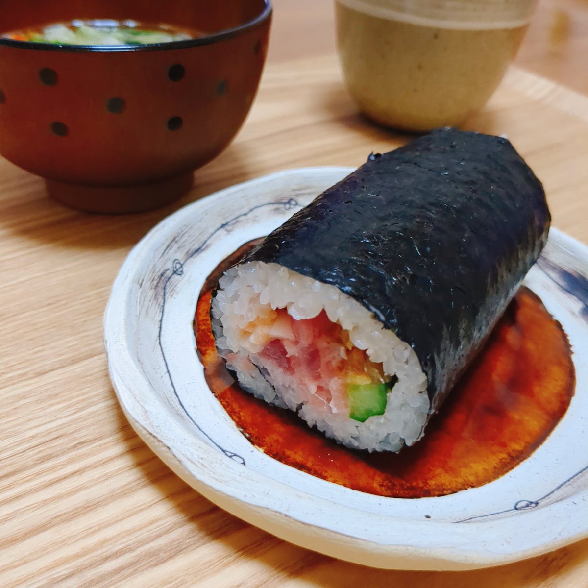 samothrace96's tweet photo. かっぱ寿司の海鮮恵方巻買ってきた🍣
イクラ苦手なのでエビ🦐に変更してもらえた😊
1本は食べきれないので半分にしていただきます😋 https://t.co/PFiLDdLJME