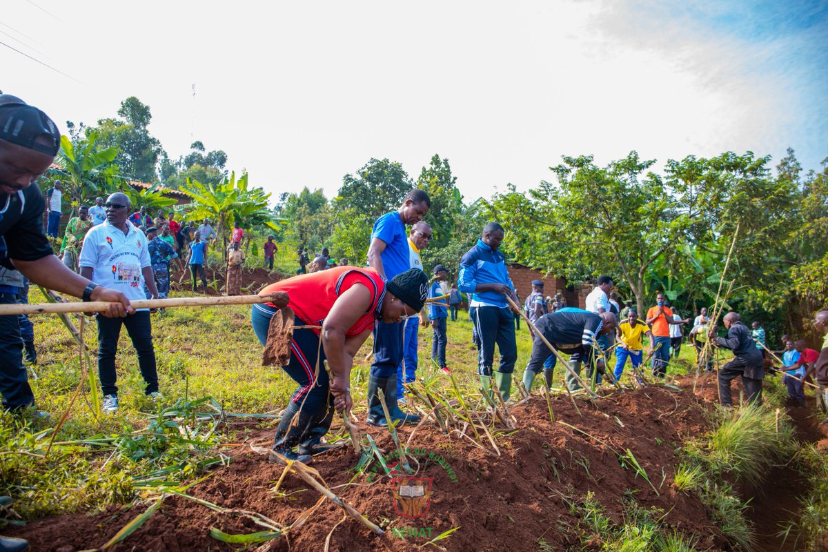 #Burundi: Accompagné de son épouse, de certains parlementaires, du ministre de l'<a href="/MdnacBi/">MDNAC Burundi</a> et des administratifs communaux et provinciaux, le Président du @burundi_senat, Très <a href="/HonSinzohagera/">Hon.Bishop Sinzohagera Emmanuel(PhD)</a>, s'est associé à la population de la colline Rugero en commune  #Kirundo de la