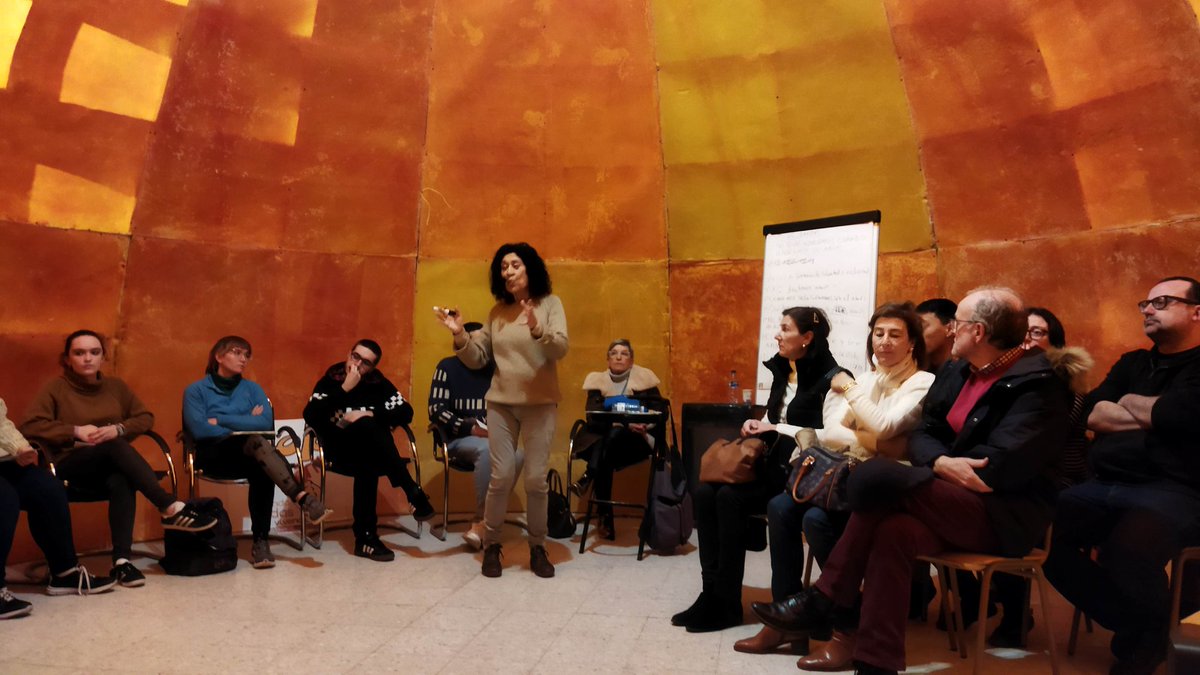 Directo de ¡Hola barrio!, radio comunitaria. Hoy Café Filosófico sobre el amor ❤️ en el Centro Cívico Madre de Dios. Acompáñanos o conecta  en streaming⏩ bit.ly/3HyesKZ