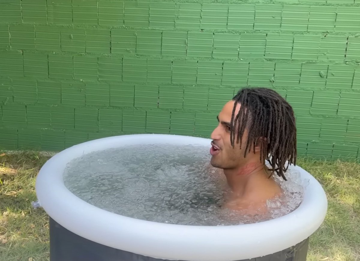 buuckz's tweet image. daora que o matue ta aproveitando da grana dele pra fazer todos os métodos que o dinheiro compra pra melhorar sua saúde, tipo, banheira de gelo e treino todo dia 

se eu fosse rico eu manteria esse lifestyle saudável demais pqp