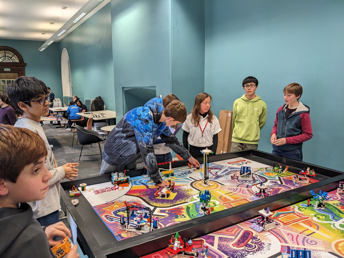 Good teamwork ahead of the first run <a href="/FLLUK/">jonnienash@theiet.org</a> <a href="/StDunstansColl/">St Dunstan's College</a>