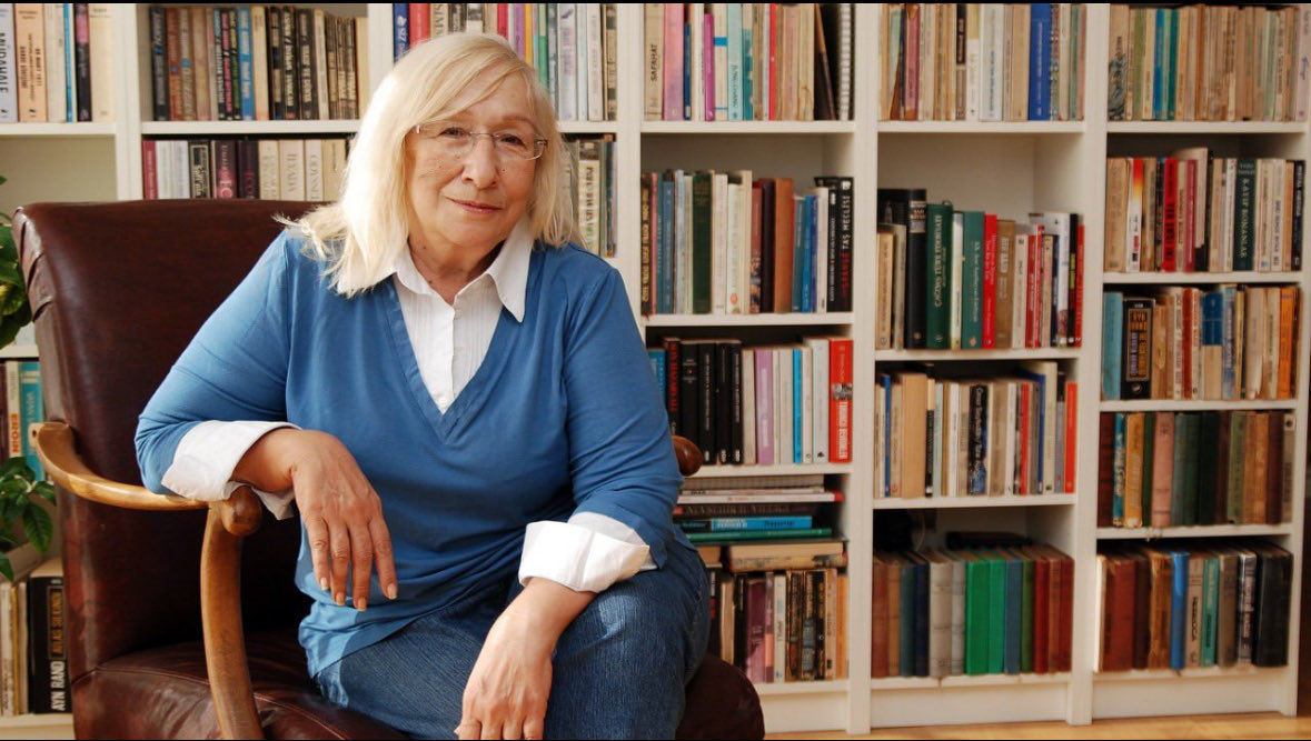 1994 yılı. Mezhepler Tarihi (çeviri) kitabım yeni çıkmış. 

Eve geldim, eşim elime bir kâğıt uzattı; al, Alev adında bir hanım seni aradı:))

Dönüş yaptım. 

“Yavrum ben Alev Alatlı, tebrik için aradım.”

İlk tanışmamız böyle olmuştu. Allah rahmet eylesin…

#AlevAlatlı