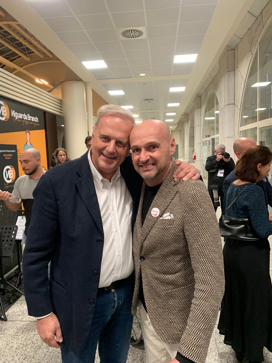 Più di 400 persone all’Evento organizzato a favore del NeMo di Milano nella Galleria Sud del Niguarda da Enrico Bertolino con la partecipazione di Davide Rafanelli Presidente di Slafood e 10 Chef.Un evento dove Teatro,Food e solidarietà hanno potuto sostenere la ricerca sulla SLA