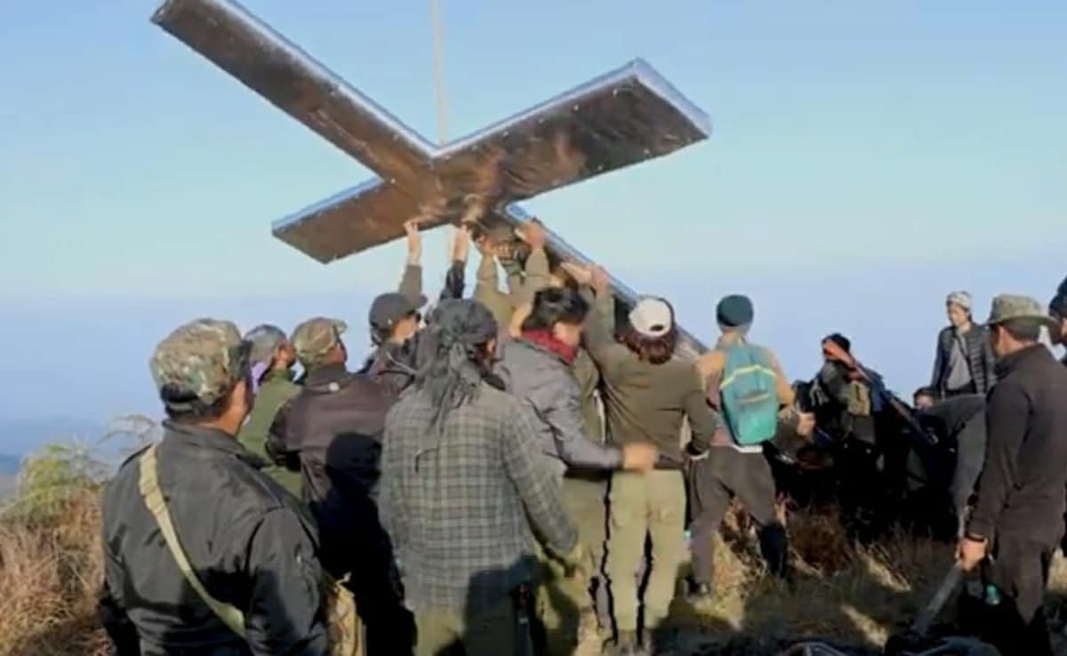 Cross Installed Atop Manipur's "Sacred" Hill Threatens Fragile Peace
ndtv.com/india-news/cro…