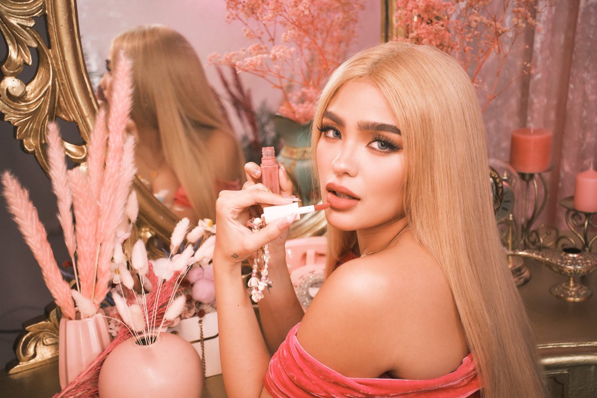 LuckyBeautyInc's tweet photo. If you’re into no-makeup makeup look this leap year, then there’s nothing that tops a perfect nude lippie with our Lip Cloud in Undress. 👄

💄 Our Creamy and Hydrating Matte Lip Charm is very flattering on any lip color and on a variety of skin complexions.

#LuckyBeauty https://t.co/7li4oOrKrG