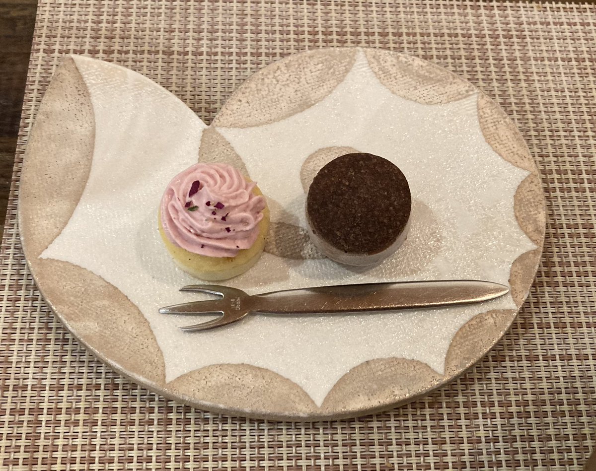 lPKeLzKbCzPO2GF's tweet image. 可愛いデザート❣️
ヒデ友さん送別ランチでした
でも、主役が体調不良で欠席
なんてこった😆
＃西城秀樹
＃lecocon（ル　ココン）