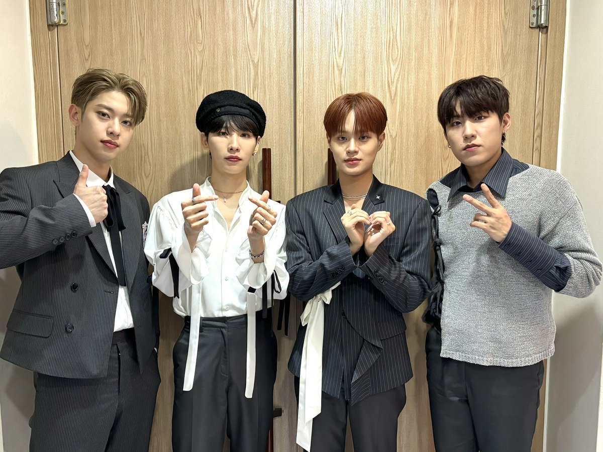 AB6IX's tweet photo. [📷]
240203 팬사인회
음악중심부터 팬사인회까지 
함께한 ABNEW🫶
너무 고맙고 고생 많았어요‼️
남은 GRAB ME 활동 끝까지 많관부🤝
조심히 들어가세요〰🤍

#AB6IX #에이비식스
#THE_FUTURE_IS_OURS #FOUND
#GRAB_ME https://t.co/FF2dJCb0Bk
