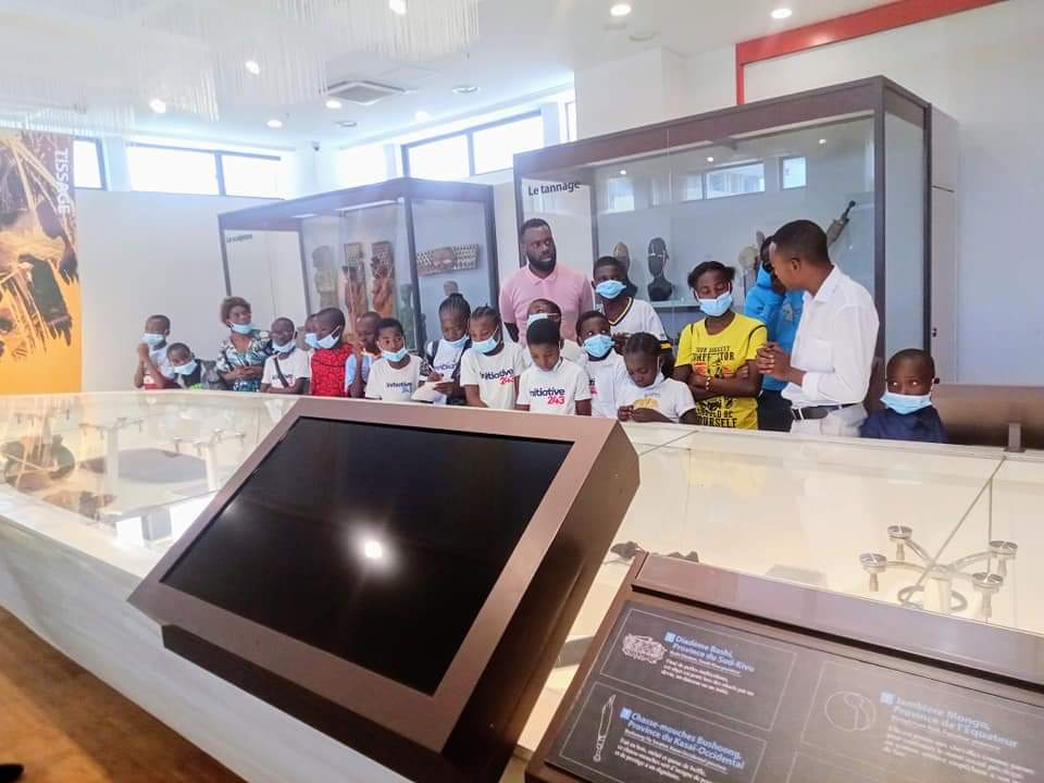 Je ne suis pas trop foot😅.
Mais j'aimerais profiter de cette opportunité pour jeter des fleurs à un homme qui fait beaucoup dans l'ombre.
Masuaku a financé la scolarisation et les activités parascolaires de plusieurs enfants défavorisés de la commune de la N'sele.