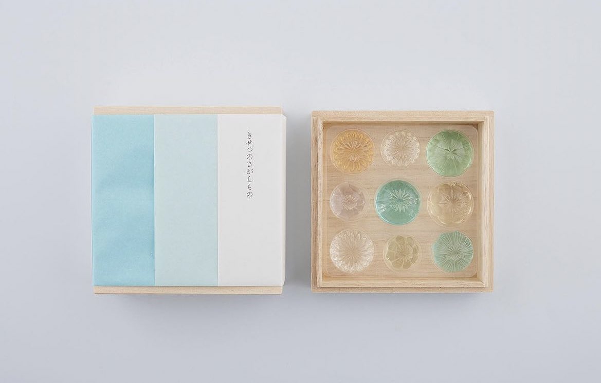 _bymons's tweet image. 最近美しすぎてびっくりした薄氷本舗五郎丸屋の〝きせつのさがしもの〟という琥珀糖。角度によってキラキラするガラス細工のような色合いが素敵すぎる。今なら松屋銀座で購入できるみたい