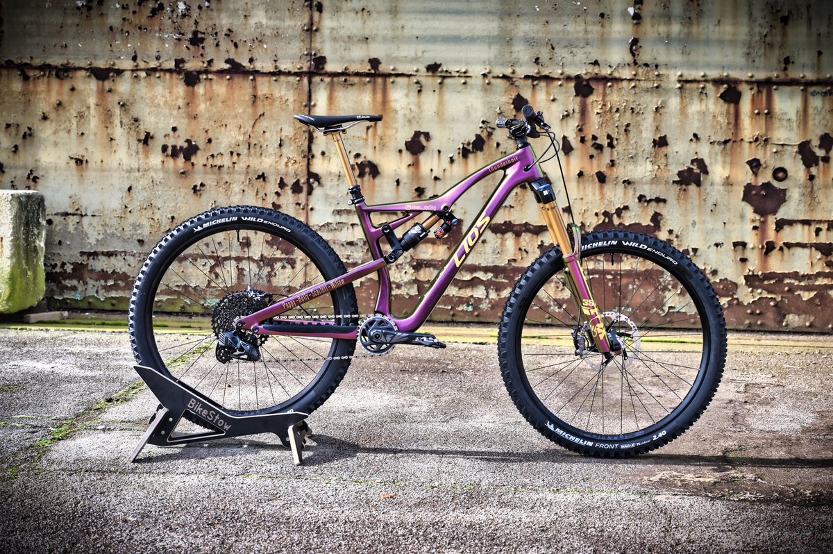 NEVER_Cycling's tweet photo. The @liosbikes Thunderbolt I have had built by the awesome team at LIOS. Thanks to the wonderful @tamsynhaselden for making it happen. Also, @stevenmcculley for producing yet another amazing custom ride. @ubinam1206 #rideinstyle #liosbikes #enduromtb @MalvernsMTB @Megavalancheucc https://t.co/YomFeHukur
