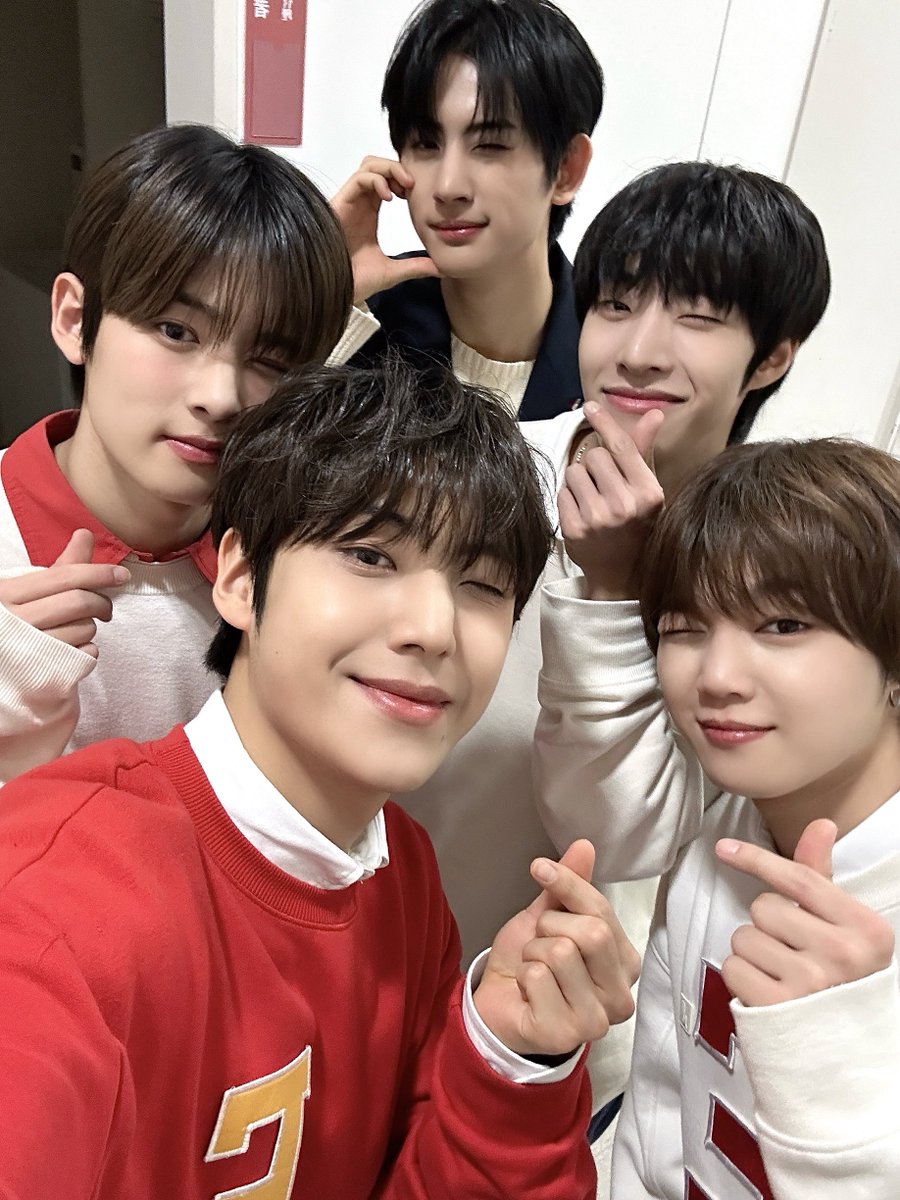 YOUNITE_offcl's tweet photo. [📷]

今日のリリイベのゲームコーナーで負けたチームはFELIX(Felix the Cat)チームとオッパ(오빠)チームでした(^_−)−♡(･ｪ･ U)
明日は5TH EPリリイベの最終日ですが、また幸せな時間を過ごしましょー🤍❤️

#YOUNITE #유나이트
#빛_BIT_Part2 #정했어 #Love_it
#브랜뉴뮤직 #BRANDNEWMUSIC https://t.co/ZOeHmUMWYe