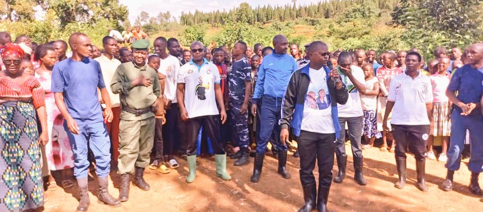 communeMak's tweet photo. #Burundi, 03/02/2024, twatewe iteka n'umugenduzi mukuru w'igipolice mu Burundi aho yifadikanije n'abenegihugu mu bikorwa Rusangi vy'iterambere vyo gutera ibiti Ku mutumba BUTARE. Uwo mushitsi w'iteka yateye intege abakunda ibikorwa nk'ivyo aratanga n'impanuro zitandukanye https://t.co/QejyxCX3JG