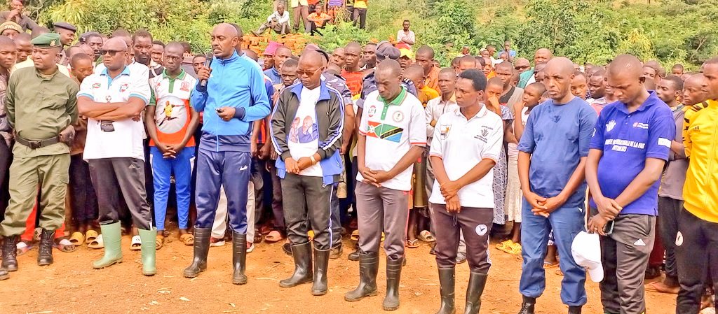 communeMak's tweet photo. #Burundi, 03/02/2024, twatewe iteka n'umugenduzi mukuru w'igipolice mu Burundi aho yifadikanije n'abenegihugu mu bikorwa Rusangi vy'iterambere vyo gutera ibiti Ku mutumba BUTARE. Uwo mushitsi w'iteka yateye intege abakunda ibikorwa nk'ivyo aratanga n'impanuro zitandukanye https://t.co/QejyxCX3JG