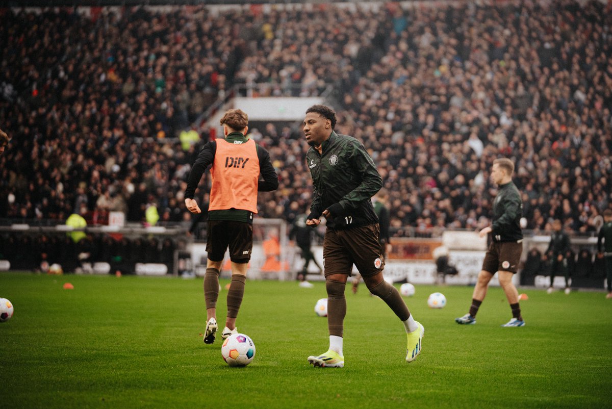 fcstpauli's tweet photo. "Das Herz von St. Pauli" wird gerade gesungen. Bedeutet: In 15 Minuten ist hier Anpfiff am #Millerntor!

#fcsp #fcspsgf https://t.co/tH6WtPuWSX