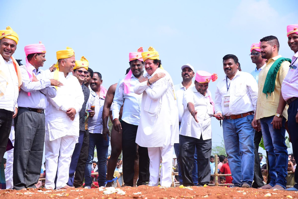HRGaviappa's tweet photo. ನಮ್ಮ ಪರಂಪರೆ ನಮ್ಮ ಹೆಮ್ಮೆ...
ದಿನಾಂಕ 03/02/2024 ಹಂಪಿ ಉತ್ಸವದ ನಿಮಿತ್ತ ಮಲ್ಲಪ್ಪನಗುಡಿ, ವಿದ್ಯಾರಣ್ಯ ಶಾಲೆಯ ಆವರಣದಲ್ಲಿ  ಆಯೋಜಿಸಿದ ಗ್ರಾಮೀಣ ಕ್ರೀಡಾಕೂಟ ( ಕುಸ್ತಿ ) ಕಾರ್ಯಕ್ರಮದಲ್ಲಿ ವಿಜಯನಗರ ಕ್ಷೇತ್ರದ ಜನಪ್ರಿಯ ಶಾಸಕರಾದ *ಶ್ರೀ ಹೆಚ್ ಆರ್ ಗವಿಯಪ್ಪ* ಅವರು ಗಣ್ಯರೊಂದಿಗೆ ಪಾಲ್ಗೊಂಡು ಕ್ರೀಡಾಕೂಟವನ್ನು ಉದ್ಘಾಟಿಸಿದರು. https://t.co/21wk7rfkyK