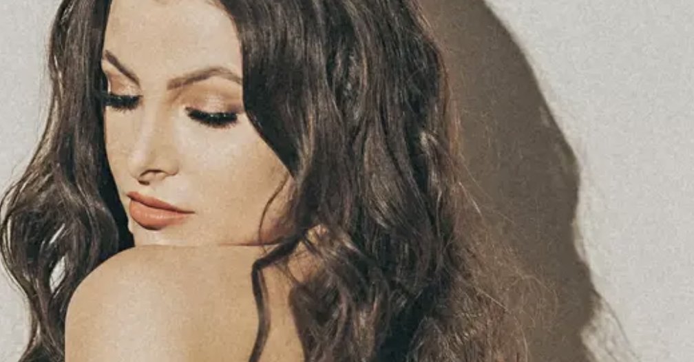 Page 3 model branded 'stunning' as she strips off for sizzling topless exposé
dailystar.co.uk/real-life/page…